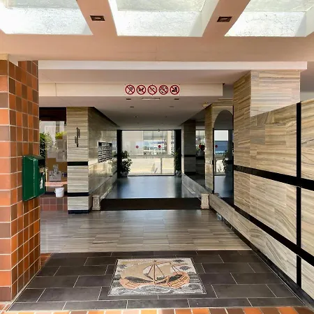 Moderno Colon Con Vistas Al Mar