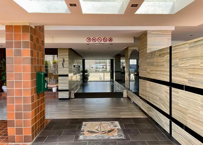 Moderno Colon Con Vistas Al Mar